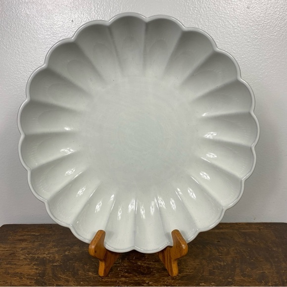 Hearth & Hand 98oz Scalloped Edge Stoneware Shallow Serving Bowl - Picture 2 of 8